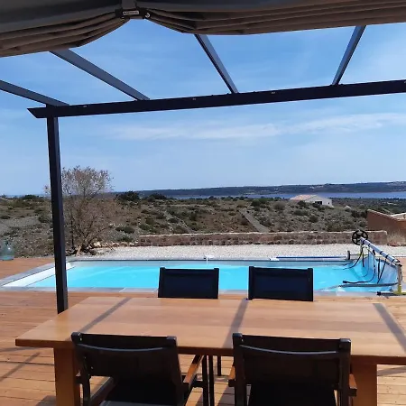 House With Sea View And Pool In Апартаменты Fitou