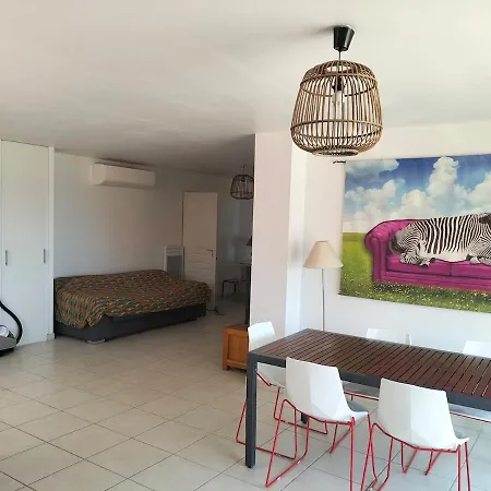 House With Sea View And Pool In Апартаменты